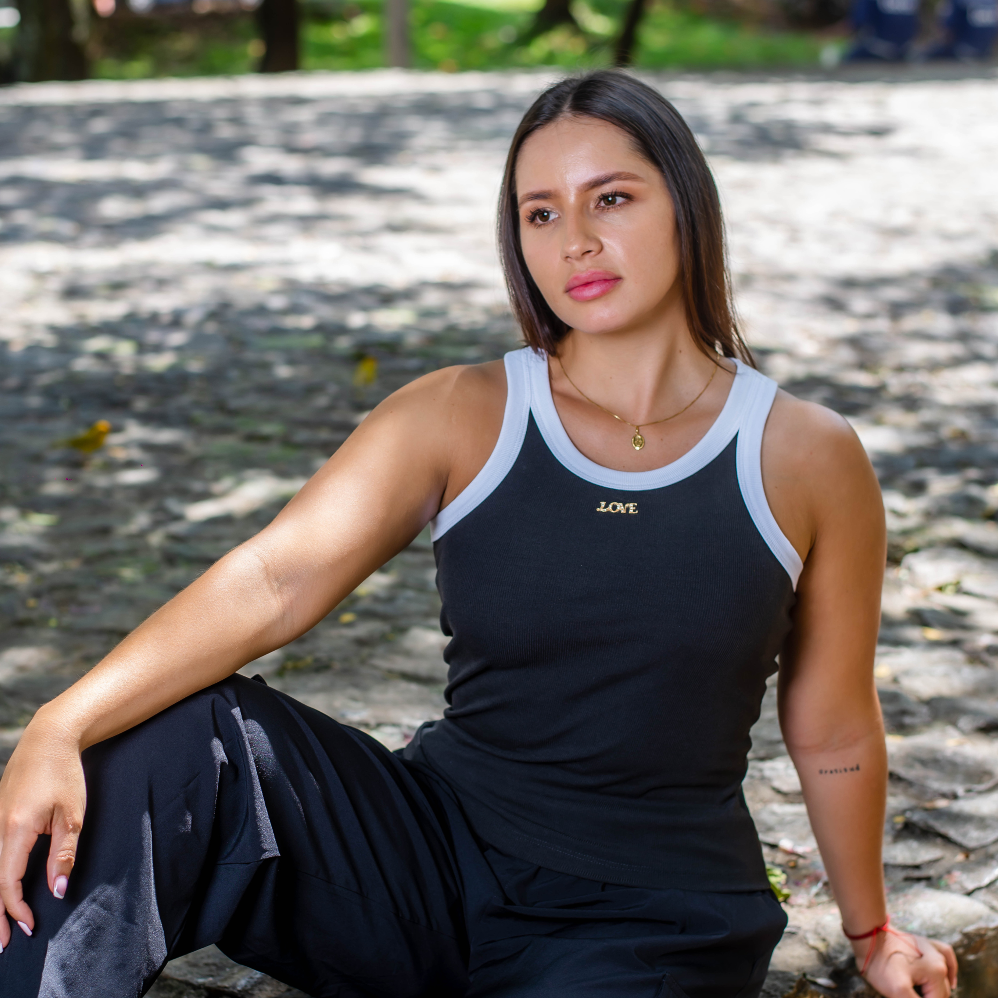 IRIS: La Básica que Revoluciona tu Guardarropa en Segundos